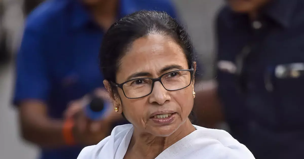 ‘ನಿರಂಕುಶ’ SIR ವಿರುದ್ಧ ಕೋರ್ಟ್ ಮೆಟ್ಟಿಲೇರಲು ಮಮತಾ ಬ್ಯಾನರ್ಜಿ ಸಜ್ಜು ‘ನಿರಂಕುಶ’ SIR ವಿರುದ್ಧ ಕೋರ್ಟ್ ಮೆಟ್ಟಿಲೇರಲು ಮಮತಾ ಬ್ಯಾನರ್ಜಿ ಸಜ್ಜು