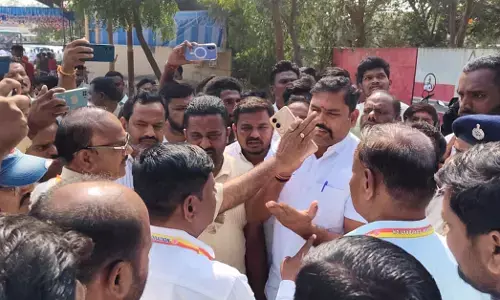 Sindhanur | ಸಂವಾದ ಕಾರ್ಯಕ್ರಮದಲ್ಲಿ ಎಂಎಲ್ಸಿಗೆ ಮಾತನಾಡಲು ಅವಕಾಶ ನೀಡದ್ದಕ್ಕೆ ಆಕ್ರೋಶ: ಡಿಪೋ ವ್ಯವಸ್ಥಾಪಕರ ವಿರುದ್ಧ ಪ್ರತಿಭಟನೆ