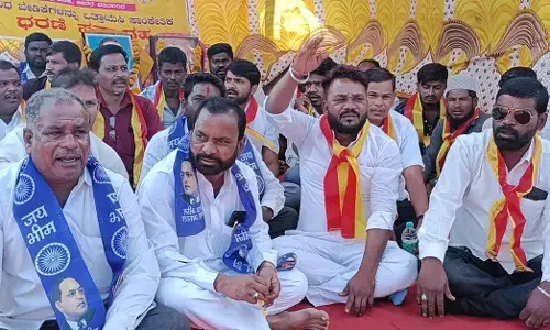 ಬೀದರ್ | ಜೆಸ್ಕಾಂ ಇಂಜಿನಿಯರ್ ರನ್ನು ಅಮಾನತುಗೊಳಿಸಲು ಒತ್ತಾಯಿಸಿ ಧರಣಿ