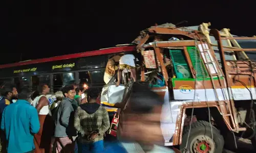 ಚಾಮರಾಜನಗರ | ಸರಕಾರಿ ಬಸ್ - ಲಾರಿ ಮುಖಾಮುಖಿ ಢಿಕ್ಕಿ: ಓರ್ವ ಚಾಲಕ ಮೃತ್ಯು