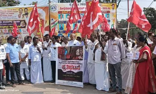 ವೆನೆಝುವೆಲಾ ಮೇಲೆ ಅಮೆರಿಕ ದಾಳಿ ಖಂಡಿಸಿ ಸಿಂಧನೂರಿನಲ್ಲಿ ಪ್ರತಿಭಟನೆ