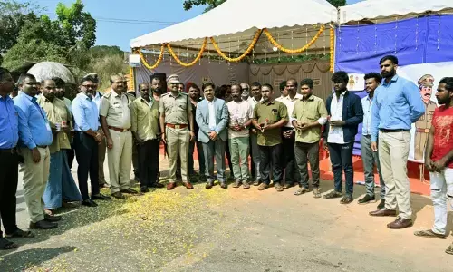 ರಸ್ತೆ ಸುರಕ್ಷತಾ ಸಪ್ತಾಹಕ್ಕೆ ಚಾಲನೆ: ಚಾಲಕರಿಗೆ ಟೀ ಹೂವು ವಿತರಣೆ