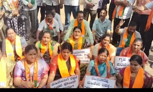 Hubballi | ಮಹಿಳೆಯ ವಿವಸ್ತ್ರಗೊಳಿಸಿ ಹಲ್ಲೆ ಆರೋಪ; ಬಿಜೆಪಿ ಪ್ರತಿಭಟನೆ