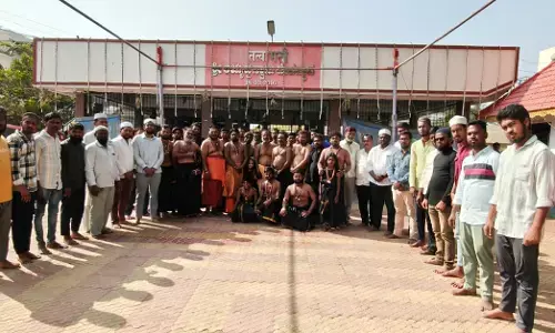 ಲಿಂಗಸುಗೂರು | ಅಂಜುಮನ್ ಕಮಿಟಿಯಿಂದ ಅಯ್ಯಪ್ಪಸ್ವಾಮಿ ಮಾಲಾಧಾರಿಗಳಿಗೆ ಅನ್ನಸಂತರ್ಪಣೆ