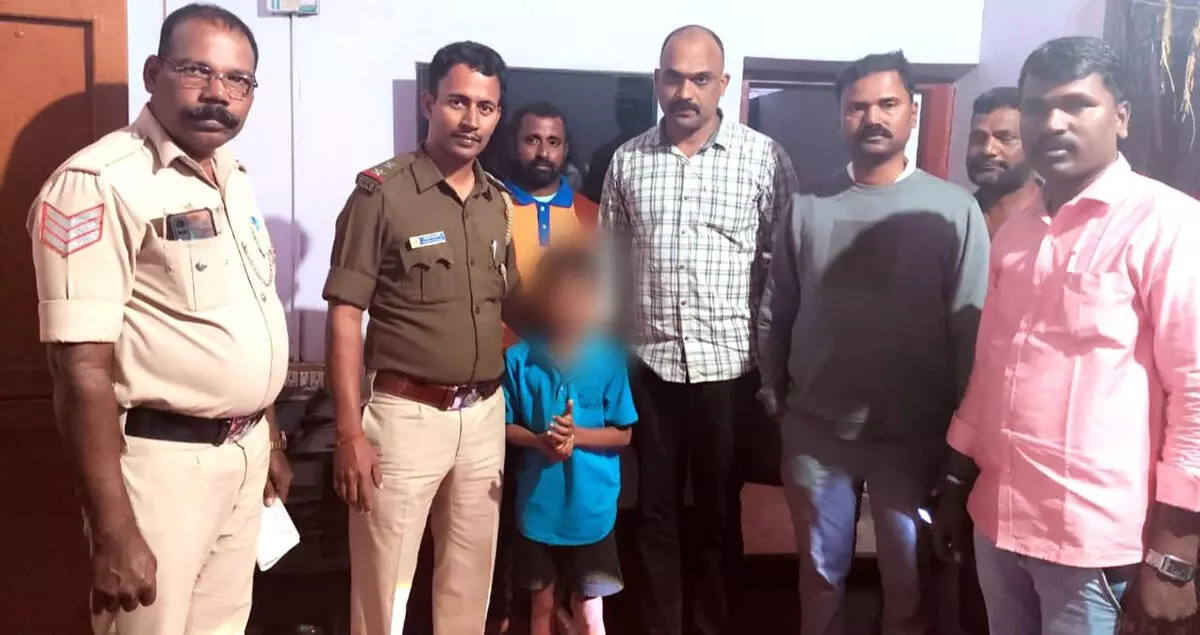 ಗಂಗೊಳ್ಳಿ: ನಾಪತ್ತೆಯಾಗಿದ್ದ ಬಾಲಕನನ್ನು ಪತ್ತೆ ಹಚ್ಚಿ ಮನೆಯವರಿಗೊಪ್ಪಿಸಿದ ಪೊಲೀಸರು ಗಂಗೊಳ್ಳಿ: ನಾಪತ್ತೆಯಾಗಿದ್ದ ಬಾಲಕನನ್ನು ಪತ್ತೆ ಹಚ್ಚಿ ಮನೆಯವರಿಗೊಪ್ಪಿಸಿದ ಪೊಲೀಸರು