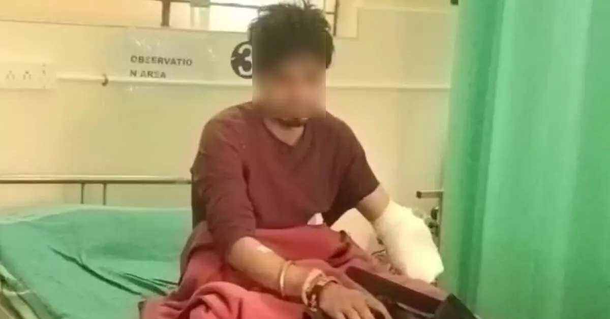 Bengaluru | ರೈಲು ಹರಿದು ಕೈ ತುಂಡಾದರೂ ಗಾಂಜಾ ಮತ್ತಿನಲ್ಲಿ ಆಸ್ಪತ್ರೆಗೆ ತೆರಳದ ಯುವಕ; ಹರಸಾಹಸಪಟ್ಟು ಚಿಕಿತ್ಸೆ ಕೊಡಿಸಿದ ಪೊಲೀಸರು Bengaluru | ರೈಲು ಹರಿದು ಕೈ ತುಂಡಾದರೂ ಗಾಂಜಾ ಮತ್ತಿನಲ್ಲಿ ಆಸ್ಪತ್ರೆಗೆ ತೆರಳದ ಯುವಕ; ಹರಸಾಹಸಪಟ್ಟು ಚಿಕಿತ್ಸೆ ಕೊಡಿಸಿದ ಪೊಲೀಸರು