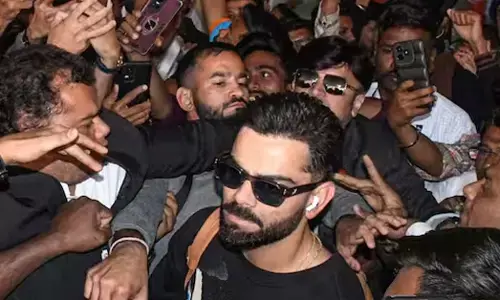 ವಡೋದರಾ ವಿಮಾನ ನಿಲ್ದಾಣದಲ್ಲಿ ಕೊಹ್ಲಿಯನ್ನು ನೋಡಲು ಮುಗಿಬಿದ್ದ ಅಭಿಮಾನಿಗಳು: ವೀಡಿಯೊ ವೈರಲ್