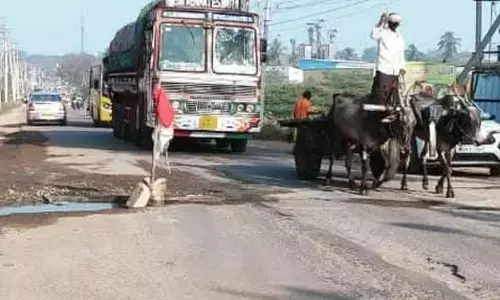 ಕಂಪ್ಲಿಯಲ್ಲಿ ರಸ್ತೆ ಗುಂಡಿಗಳ ಕಾಟ: ಅಪಘಾತ ಭೀತಿ, ಪುರಸಭೆ ನಿರ್ಲಕ್ಷ್ಯ ಆರೋಪ