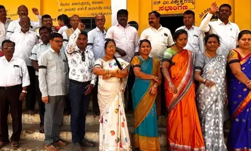 ಕಂಪ್ಲಿ | ಎನ್‌ಪಿಎಸ್ ರದ್ದು, ಒಪಿಎಸ್ ಮರುಜಾರಿಗೆ ಒತ್ತಾಯಿಸಿ ಕಪ್ಪುಪಟ್ಟಿ ಧರಿಸಿ ಶಿಕ್ಷಕರ ಪ್ರತಿಭಟನೆ