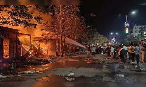 ಸಿಂಧನೂರು | ಬೆಂಕಿ ಅವಘಡ : ನಾಲ್ಕು ಅಂಗಡಿಗಳು ಸಂಪೂರ್ಣ ಭಸ್ಮ