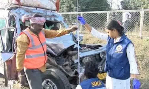 ತುಮಕೂರು | ಲಾರಿಗೆ ಕ್ರೂಸರ್ ವಾಹನ ಢಿಕ್ಕಿ : ನಾಲ್ವರು ಮೃತ್ಯು, 7 ಮಂದಿಗೆ ಗಾಯ