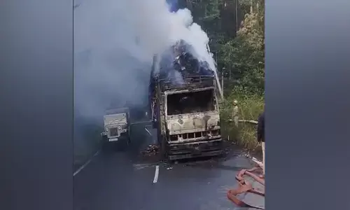 Madikeri | ದೇವರಕೊಲ್ಲಿಯಲ್ಲಿ ಲಾರಿ ಬೆಂಕಿಗಾಹುತಿ