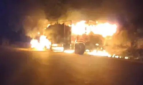 ಬೆಳ್ತಂಗಡಿ| ಬೆಂಕಿ ಆಕಸ್ಮಿಕ;  ಚಾರ್ಮಾಡಿ ಘಾಟಿ ಮಧ್ಯೆ ಹೊತ್ತಿ ಉರಿದ ಮೆಕ್ಕೆ ಜೋಳ ಸಾಗಾಟದ ಲಾರಿ