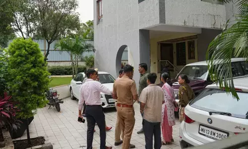 Pune | ವಜಾಗೊಂಡ IAS ತರಬೇತಿ ಅಧಿಕಾರಿ ಪೂಜಾ ಖೇಡ್ಕರ್ ಅವರ ಪೋಷಕರು ಸೇರಿ ಐವರು ಬಂಗಲೆಯಲ್ಲಿ ಪ್ರಜ್ಞಾಹೀನ ಸ್ಥಿತಿಯಲ್ಲಿ ಪತ್ತೆ; ಕಳ್ಳತನದ ಶಂಕೆ