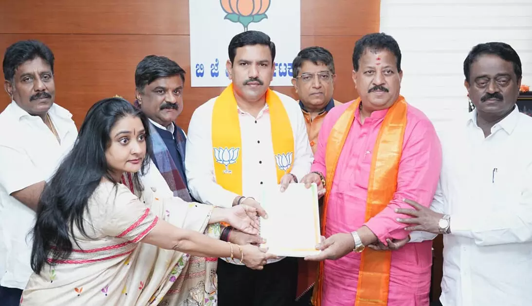 ಕೋಗಿಲು ಪ್ರಕರಣ | ಬಿಜೆಪಿ ರಾಜ್ಯಾಧ್ಯಕ್ಷ ಬಿ.ವೈ.ವಿಜಯೇಂದ್ರಗೆ ವರದಿ ಸಲ್ಲಿಸಿದ ಸತ್ಯಶೋಧನಾ ತಂಡ ಕೋಗಿಲು ಪ್ರಕರಣ | ಬಿಜೆಪಿ ರಾಜ್ಯಾಧ್ಯಕ್ಷ ಬಿ.ವೈ.ವಿಜಯೇಂದ್ರಗೆ ವರದಿ ಸಲ್ಲಿಸಿದ ಸತ್ಯಶೋಧನಾ ತಂಡ