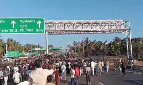 ಕುಂಬಳೆ: ಆರಿಕ್ಕಾಡಿ ಟೋಲ್ ಗೇಟ್ ವಿರುದ್ಧ ಪ್ರತಿಭಟನೆ; ರಾ.ಹೆ 66ರಲ್ಲಿ ಸಂಚಾರ ಅಸ್ತವ್ಯಸ್ತ