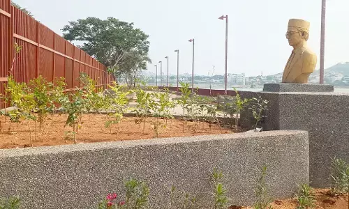 ರಾಯಚೂರು | ಕನ್ನಡ ಧ್ವಜದ ಕಟ್ಟೆ ಧ್ವಂಸ, ಸಾವರ್ಕರ್ ಪ್ರತಿಮೆ ಅಭಿವೃದ್ಧಿ