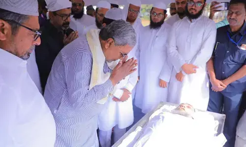 ಮೌಲಾನಾ ಸಗೀರ್ ಅಹಮದ್ ಖಾನ್ ರಶಾದಿ ಪಾರ್ಥಿವ ಶರೀರಕ್ಕೆ ಸಿಎಂ ಸಿದ್ದರಾಮಯ್ಯ ಅಂತಿಮ ನಮನ