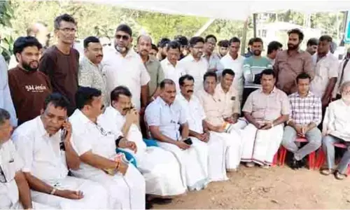 ಮಂಜೇಶ್ವರ: ಕುಂಬಳೆ ಟೋಲ್ ವಸೂಲಿಗೆ ವಿರೋಧ; ಶಾಸಕ ಎಕೆಎಂ ಅಶ್ರಫ್ ನೇತೃತ್ವದಲ್ಲಿ ಅನಿರ್ದಿಷ್ಟಾವಧಿ ಸತ್ಯಾಗ್ರಹ ಆರಂಭ