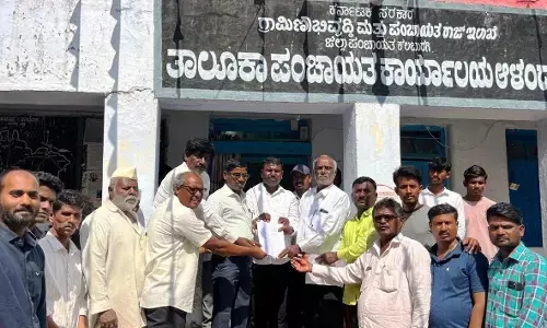 ಆಳಂದ: ಕೆರೂರು ಗ್ರಾಮಸ್ಥರಿಂದ ರಸ್ತೆ ಅತಿಕ್ರಮಣ ತೆರವಿಗೆ ಆಗ್ರಹಿಸಿ ಧರಣಿ