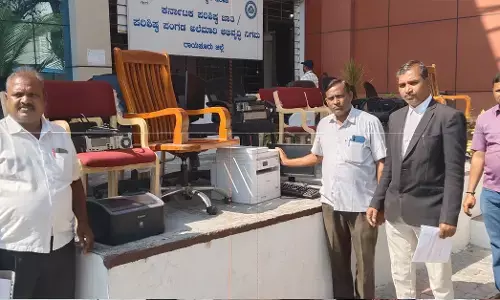 ರಾಯಚೂರು | ಗುತ್ತಿಗೆ ಕಂಪನಿಗೆ ಬಿಲ್ ಬಾಕಿ : ಸಮಾಜ ಕಲ್ಯಾಣ ಇಲಾಖೆಯ ‌ಪೀಠೋಪಕರಣಗಳು ಜಪ್ತಿ