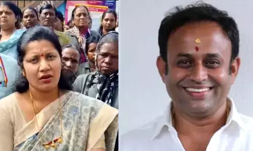 ಚಿಕ್ಕಬಳ್ಳಾಪುರ | ಪೌರಾಯುಕ್ತೆಗೆ ನಿಂದಿಸಿದ ಆರೋಪ; ಕಾಂಗ್ರೆಸ್‌ ಮುಖಂಡನ ವಿರುದ್ಧ ಪ್ರತಿಭಟನೆ