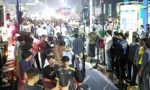 ಕುಂಬಳೆ| ಆರಿಕ್ಕಾಡಿ ಟೋಲ್‌ಗೇಟ್ ವಿರುದ್ಧ ಪ್ರತಿಭಟನೆ: ಟೋಲ್, ರಸ್ತೆ ಬಂದ್ ಮಾಡಿ ಆಕ್ರೋಶ