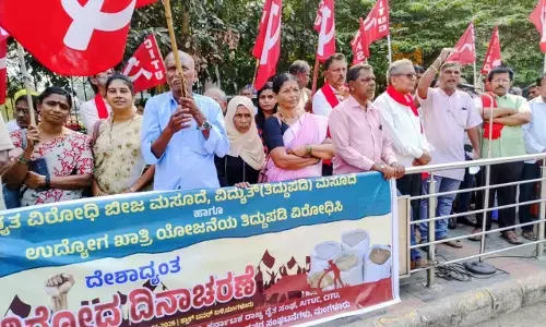 ಮಂಗಳೂರು: ಬೀಜ ಮಸೂದೆ, ವಿದ್ಯುತ್ ಮಸೂದೆ ವಿರೋಧಿಸಿ ಪ್ರತಿಭಟನೆ