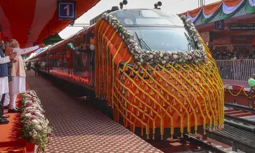 PHOTOS | ದೇಶದ ಮೊದಲ ವಂದೇ ಭಾರತ್ ಸ್ಲೀಪರ್ ರೈಲಿಗೆ ಪ್ರಧಾನಿ ಮೋದಿ ಚಾಲನೆ