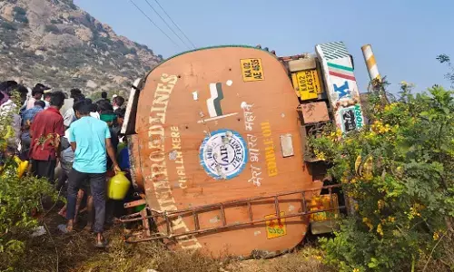 ಬಳ್ಳಾರಿಯ ಕಂಪ್ಲಿ ಬಳಿ ಪಾಮ್ ಆಯಿಲ್ ಟ್ಯಾಂಕರ್ ಪಲ್ಟಿ : ಎಣ್ಣೆಗಾಗಿ ಕೊಡ-ಬಿಂದಿಗೆಗಳೊಂದಿಗೆ ಮುಗಿಬಿದ್ದ ಜನ!