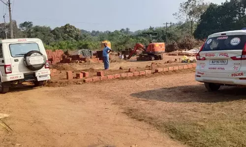 ಸರಕಾರಿ ಜಾಗ ಅತಿಕ್ರಮಿಸಿ ಆವರಣಗೋಡೆ ನಿಮಾ೯ಣ ಆರೋಪ: ದೂರು ದಾಖಲು