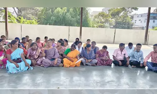 ರಾಯಚೂರು | ಸಹಕಾರಿ ಸಂಘಗಳಿಗೆ ಸರ್ಕಾರಿ ಶಾಲೆಗಳಲ್ಲಿ ಹಣ್ಣು, ತರಕಾರಿ ಸರಬರಾಜಿಗೆ ವಿರೋಧ; ಜಿ.ಪಂ ಅಧಿಕಾರಿಗಳ ವಿರುದ್ದ ಪ್ರತಿಭಟನೆ