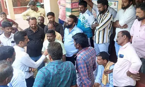 ಕೈಕಂಬ: ಗ್ರಾಮಕರಣಿಕರ ಕಚೇರಿಗೆ ಮುತ್ತಿಗೆ ಹಾಕಿ ಪ್ರತಿಭಟಿಸಿದ ಗ್ರಾಮಸ್ಥರು