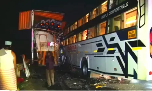 CHIKKABALLAPURA | ಬಸ್-ಟ್ರಕ್ ಮಧ್ಯೆ ಅಪಘಾತ: ಓರ್ವ ಮೃತ್ಯು; 11 ಪ್ರಯಾಣಿಕರಿಗೆ ಗಾಯ