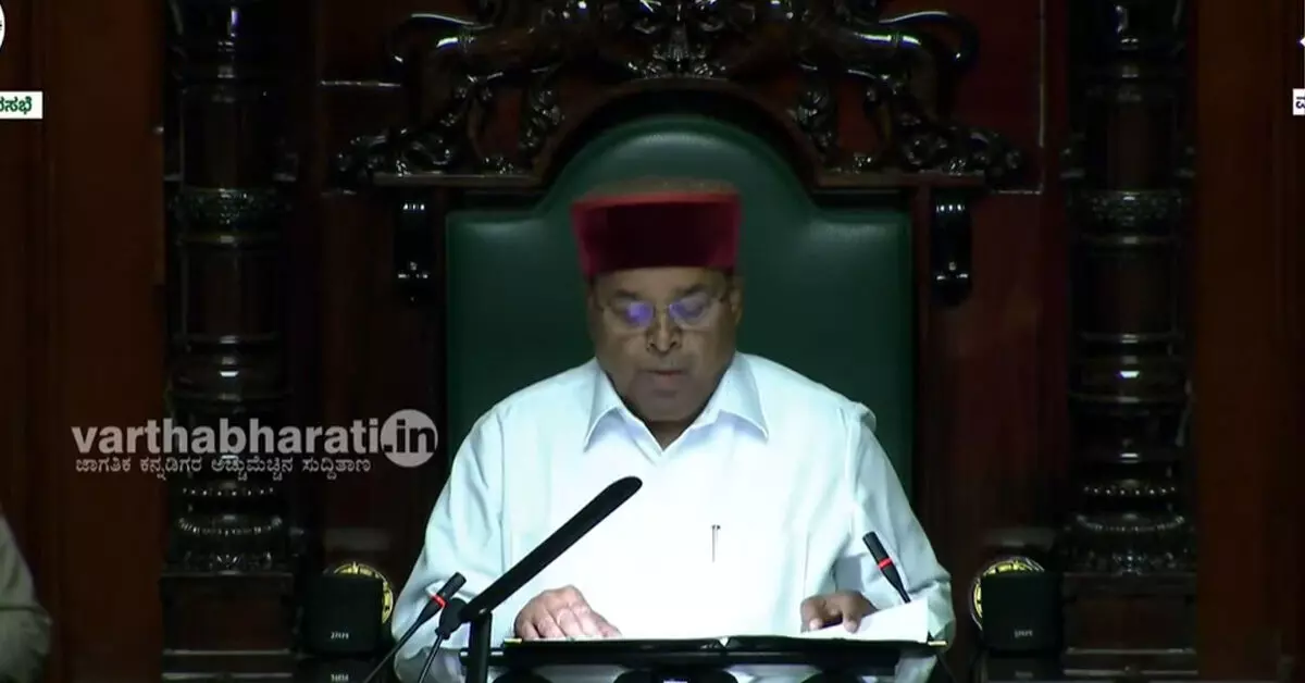 ಜಂಟಿ ಅಧಿವೇಶನ : ಒಂದೇ ಸಾಲಿನಲ್ಲಿ ಭಾಷಣ ಮುಗಿಸಿ ಹೊರ ನಡೆದ ರಾಜ್ಯಪಾಲರು ಜಂಟಿ ಅಧಿವೇಶನ : ಒಂದೇ ಸಾಲಿನಲ್ಲಿ ಭಾಷಣ ಮುಗಿಸಿ ಹೊರ ನಡೆದ ರಾಜ್ಯಪಾಲರು