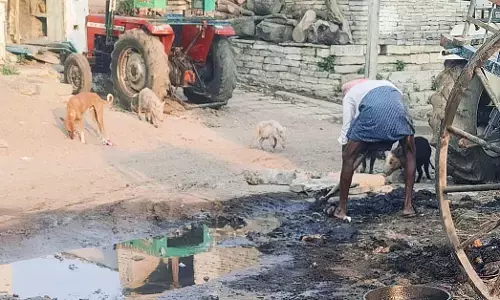 ವಾರದ ಸಂತೆಯಲ್ಲಿ ಹರಿಯುತ್ತಿದೆ ಚರಂಡಿ ನೀರು..!