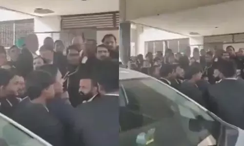 Uttar Pradesh | ಸಂಭಲ್ ಗುಂಡಿನ ದಾಳಿ ಪ್ರಕರಣದಲ್ಲಿ ಪೊಲೀಸರ ವಿರುದ್ಧ ಎಫ್‌ಐಆರ್ ಗೆ ಆದೇಶಿಸಿದ್ದ ನ್ಯಾಯಾಧೀಶರ ವರ್ಗಾವಣೆ ವಿರೋಧಿಸಿ ವಕೀಲರಿಂದ ಪ್ರತಿಭಟನೆ