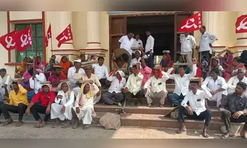 ಜೇವರ್ಗಿ | ವಿವಿಧ ಬೇಡಿಕೆಗಳ ಈಡೇರಿಕೆಗೆ ಆಗ್ರಹಿಸಿ ತಲೆಯ ಮೇಲೆ ಕಲ್ಲು ಹೊತ್ತು ಅನಿರ್ಧಿಷ್ಟಾವಧಿ ಧರಣಿ