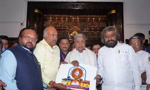 ರಾಜ್ಯ ಪತ್ರಕರ್ತರ ಸಮ್ಮೇಳನದ ಲಾಂಛನ ಅನಾವರಣಗೊಳಿಸಿದ ಸಿಎಂ ಸಿದ್ದರಾಮಯ್ಯ