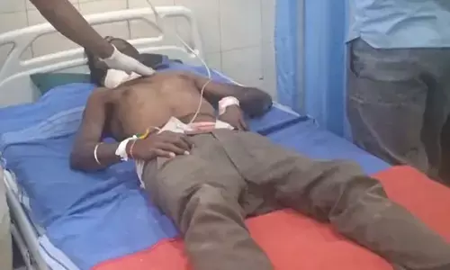 ಚಾಮರಾಜನಗರ | ಕೌಟುಂಬಿಕ ಕಲಹ: ಪೊಲೀಸರ ಎದುರೇ ಕತ್ತು ಕೊಯ್ದು ಆತ್ಮಹತ್ಯೆಗೆ ಯತ್ನಿಸಿದ ಪತಿ