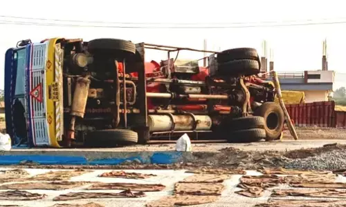 ವಿಜಯನಗರ | ಗಾದಿಗನೂರು ಬಳಿ ಪೆಟ್ರೋಲ್ ಟ್ಯಾಂಕರ್ ಪಲ್ಟಿ: ತಪ್ಪಿದ ಅನಾಹುತ