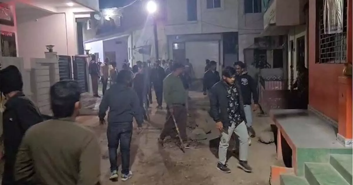 Madhya Pradesh | ಸಿಎಂ ತವರು ಜಿಲ್ಲೆಯ ತರಾನಾದಲ್ಲಿ ವಿಎಚ್ಪಿ ನಾಯಕನ ಮೇಲೆ ಹಲ್ಲೆ ಬೆನ್ನಲ್ಲೇ ಹಿಂಸಾಚಾರ Madhya Pradesh | ಸಿಎಂ ತವರು ಜಿಲ್ಲೆಯ ತರಾನಾದಲ್ಲಿ ವಿಎಚ್ಪಿ ನಾಯಕನ ಮೇಲೆ ಹಲ್ಲೆ ಬೆನ್ನಲ್ಲೇ ಹಿಂಸಾಚಾರ