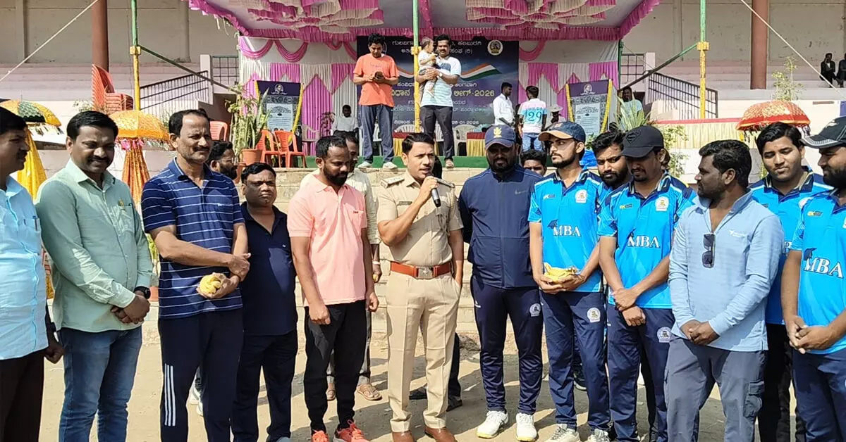 ಕಲಬುರಗಿ | ಮಹಿಳಾ ಕ್ರಿಕೆಟ್ ತಂಡಕ್ಕೆ ಪ್ರಾಶಸ್ತ್ಯ ನೀಡಿರುವುದು ಶ್ಲಾಘನೀಯ : ಸಿಪಿಐ ನಟರಾಜ್ ಲಾಡೆ ಕಲಬುರಗಿ | ಮಹಿಳಾ ಕ್ರಿಕೆಟ್ ತಂಡಕ್ಕೆ ಪ್ರಾಶಸ್ತ್ಯ ನೀಡಿರುವುದು ಶ್ಲಾಘನೀಯ : ಸಿಪಿಐ ನಟರಾಜ್ ಲಾಡೆ