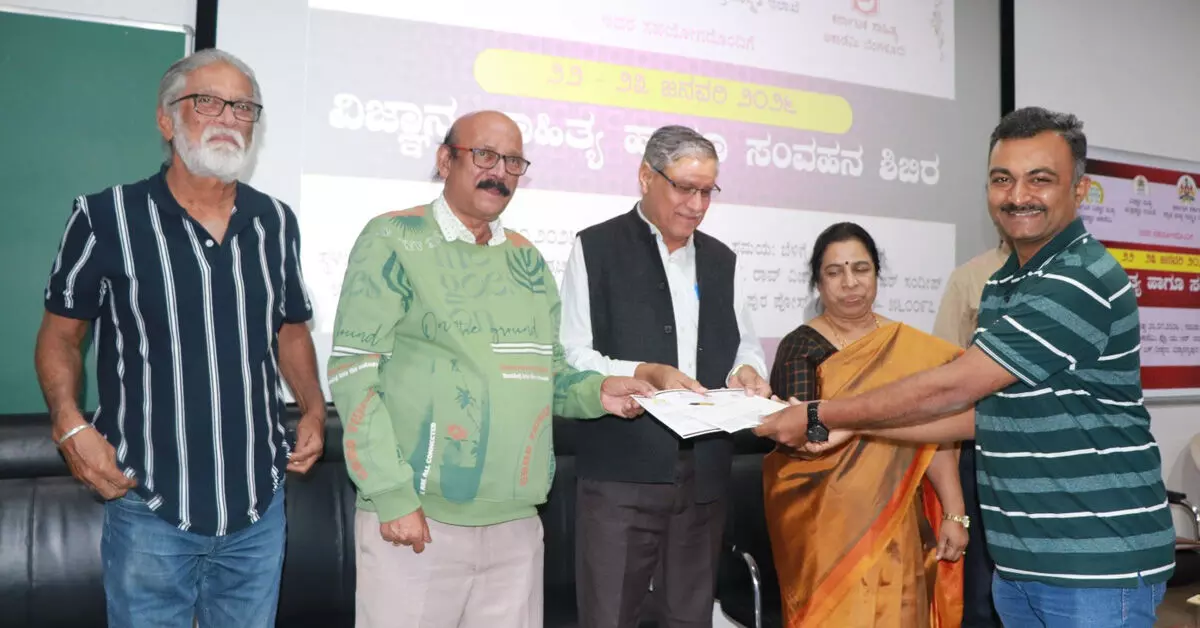 ಕಲಬುರಗಿ | ವಿಜ್ಞಾನ ಸಂವಹನ ಶಿಬಿರ : ಶಿಕ್ಷಕ ರವೀಂದ್ರ ರುದ್ರವಾಡಿಗೆ ಪ್ರಥಮ ಸ್ಥಾನ ಕಲಬುರಗಿ | ವಿಜ್ಞಾನ ಸಂವಹನ ಶಿಬಿರ : ಶಿಕ್ಷಕ ರವೀಂದ್ರ ರುದ್ರವಾಡಿಗೆ ಪ್ರಥಮ ಸ್ಥಾನ