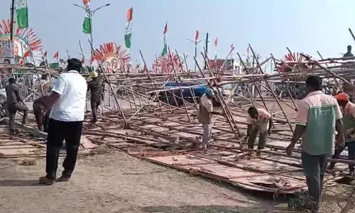 ಹುಬ್ಬಳ್ಳಿ: ಮನೆ ಹಸ್ತಾಂತರ ಕಾರ್ಯಕ್ರಮದ ವೇಳೆ ಕುಸಿದು ಬಿದ್ದ ಕಟೌಟ್; ಮಹಿಳೆ ಸೇರಿ ಮೂವರಿಗೆ ಗಾಯ