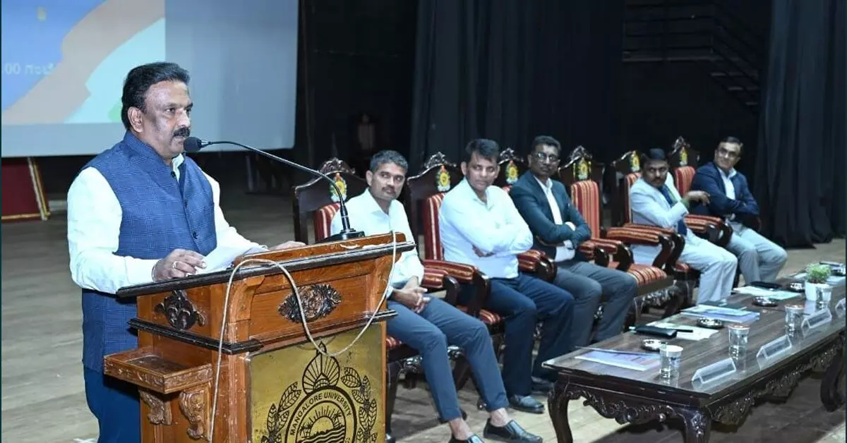 ಮಂಗಳೂರು ವಿವಿಯಲ್ಲಿ 77 ನೇ ಗಣರಾಜ್ಯೋತ್ಸವ ದಿನಾಚರಣೆ ಮಂಗಳೂರು ವಿವಿಯಲ್ಲಿ 77 ನೇ ಗಣರಾಜ್ಯೋತ್ಸವ ದಿನಾಚರಣೆ