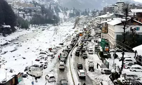 ಹಿಮಾಚಲ ಪ್ರದೇಶ: ಕುಲು–ಮನಾಲಿಯಲ್ಲಿ ಸಂಚಾರ ದುಸ್ತರ; 10 ಗಂಟೆಗಳಲ್ಲಿ ಕೇವಲ 15 ಕಿ.ಮೀ ಪ್ರಯಾಣ