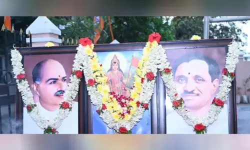 Ballari | ಬಿಜೆಪಿ ಕಚೇರಿಯಲ್ಲಿ ಗಣರಾಜ್ಯೋತ್ಸವ ಆಚರಣೆ ವೇಳೆ ಗಾಂಧಿ, ಅಂಬೇಡ್ಕರ್ ಪೋಟೋ ಕಡೆಗಣನೆ: ಭೀಮ್ ಆರ್ಮಿ ಆರೋಪ