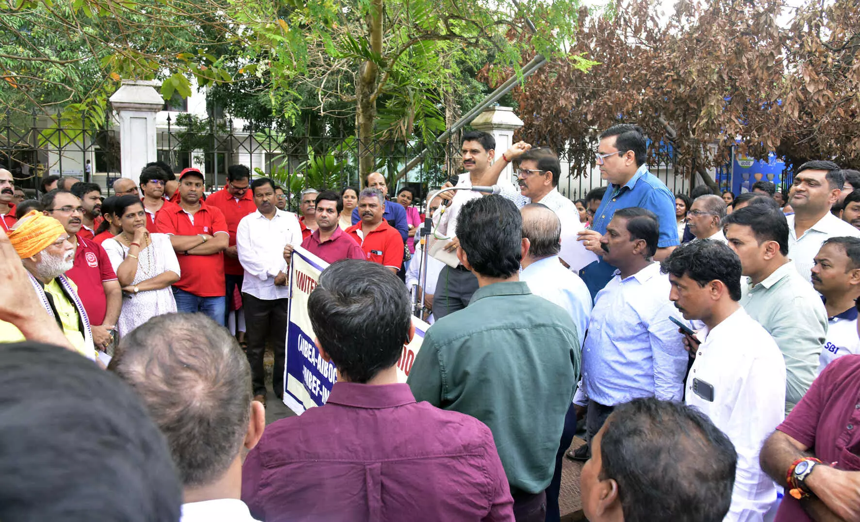 ಮಂಗಳೂರು: ವಾರದಲ್ಲಿ ಐದು ದಿನಗಳ ಕೆಲಸ ಜಾರಿಗೆ ಆಗ್ರಹಿಸಿ ಬ್ಯಾಂಕ್ ನೌಕರರ ಮುಷ್ಕರ ಮಂಗಳೂರು: ವಾರದಲ್ಲಿ ಐದು ದಿನಗಳ ಕೆಲಸ ಜಾರಿಗೆ ಆಗ್ರಹಿಸಿ ಬ್ಯಾಂಕ್ ನೌಕರರ ಮುಷ್ಕರ