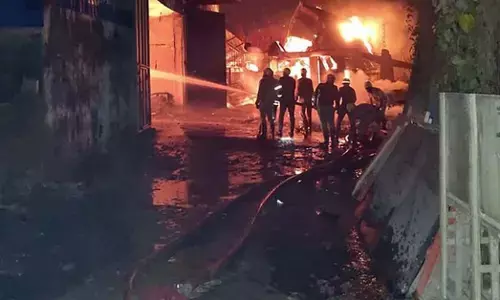 ಕೊಲ್ಕತ್ತಾ : ಗೋದಾಮಿನಲ್ಲಿ ಬೆಂಕಿ ಆಕಸ್ಮಿಕ; 7 ಮಂದಿ ಸಜೀವ ದಹನ